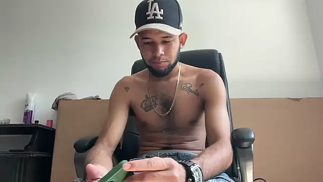 Snapshot of enyel_100 chatting on 01-09-26, 04:32 enyel 100 online show from 01-09-26, 04:32