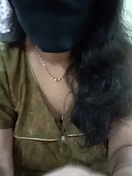 Snapshot of Ammu14399 chatting on 06-17-26, 04:37 Ammu14399 online show from 06-17-26, 04:37