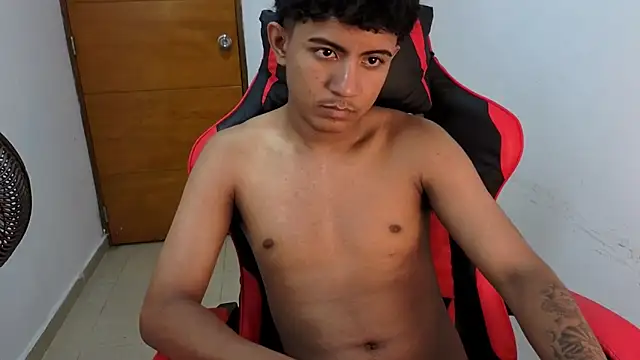 Snapshot of Alluringangel23 chatting on 03-10-26, 03:00 Alluringangel23 online show from 03-10-26, 03:00