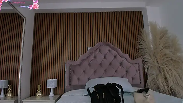 Violett hott  online show from 04-14-26, 12:11