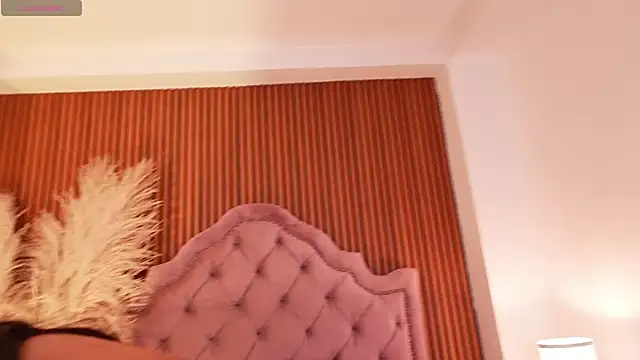 Snapshot of Violett_hott_ chatting on 05-08-26, 12:43 Violett hott online show from 05-08-26, 12:43