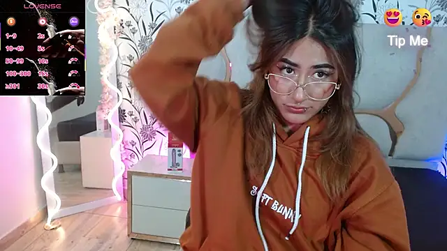 Snapshot of Livglow_tay chatting on 01-13-26, 03:12 Livglow tay online show from 01-13-26, 03:12