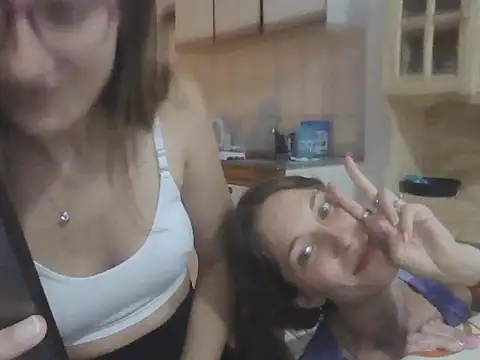 Snapshot of Noracherry chatting on 01-12-26, 11:43 Noracherry online show from 01-12-26, 11:43