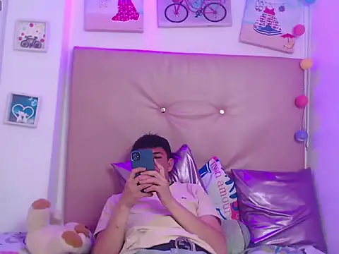 Snapshot of iam__lukas__ chatting on 01-11-26, 03:28 iam lukas online show from 01-11-26, 03:28