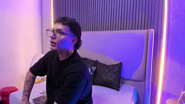 Snapshot of SamuParker chatting on 01-10-26, 03:30 SamuParker online show from 01-10-26, 03:30