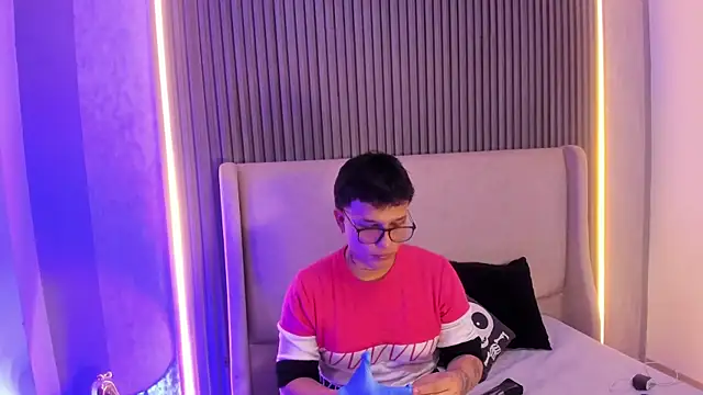 Snapshot of SamuParker chatting on 01-11-26, 03:55 SamuParker online show from 01-11-26, 03:55