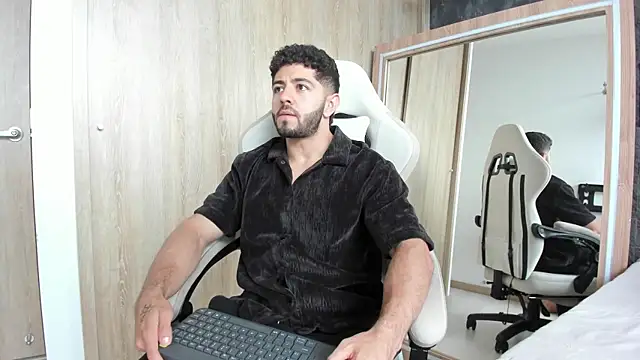 Snapshot of Thiago_moretti chatting on 07-20-26, 10:23 Thiago moretti online show from 07-20-26, 10:23