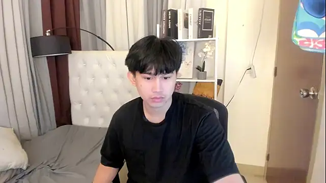 Snapshot of davincihugecock chatting on 05-18-26, 04:57 davincihugecock online show from 05-18-26, 04:57