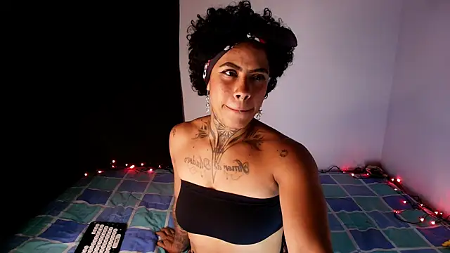 Canela Osada  online show from 04-19-26, 01:16