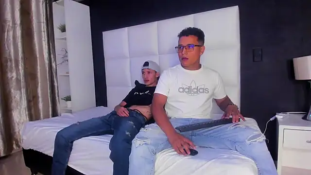 Snapshot of Alejandro_Tom chatting on 01-11-26, 03:22 Alejandro Tom online show from 01-11-26, 03:22