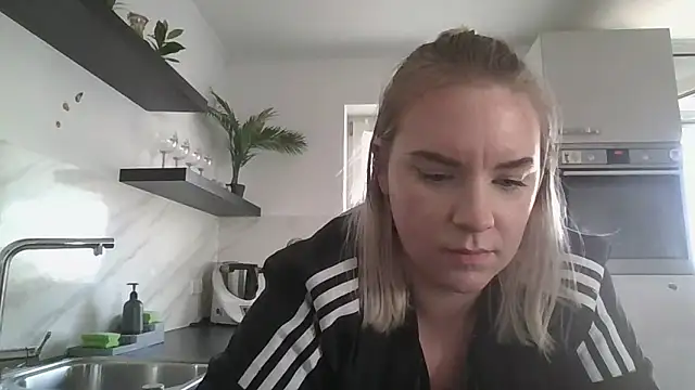 Snapshot of MinchenBienchen98 chatting on 02-26-26, 03:00 MinchenBienchen98 online show from 02-26-26, 03:00