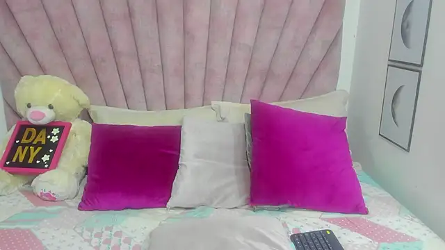 danibellucii  online show from 03-12-26, 03:01