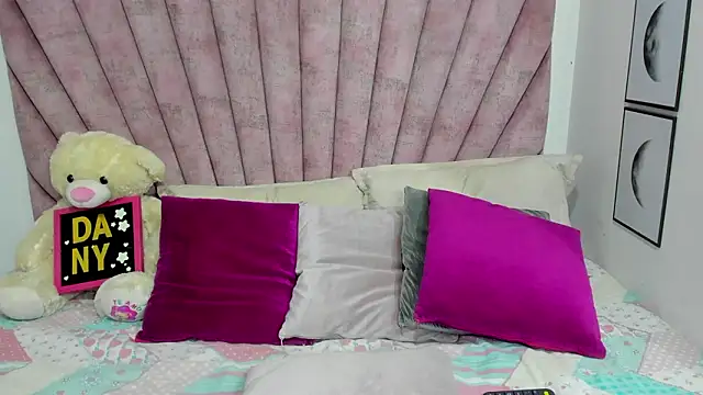 danibellucii  online show from 03-25-26, 03:45