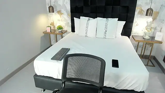 emily clarkk  online show from 02-25-26, 08:07