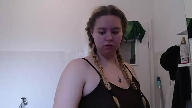 Snapshot of Mia_lou05 chatting on 05-10-26, 04:17 Mia lou05 online show from 05-10-26, 04:17