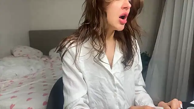 Snapshot of Miss_MiaMIA chatting on 01-15-26, 04:28 Miss MiaMIA online show from 01-15-26, 04:28