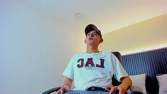 James cute18 online show from 01-15-26, 02:38