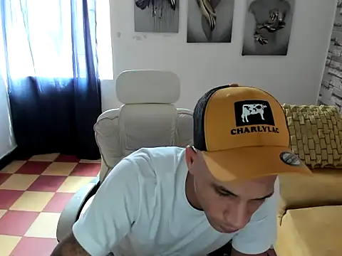 Snapshot of danisegura chatting on 01-13-26, 02:44 danisegura online show from 01-13-26, 02:44