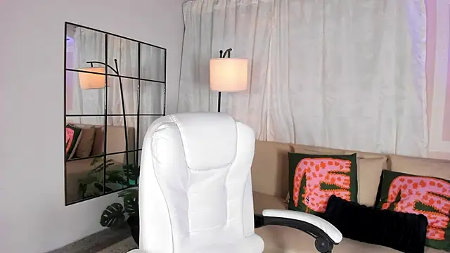 Snapshot of liaamoon_ chatting on 06-17-26, 12:18 liaamoon online show from 06-17-26, 12:18