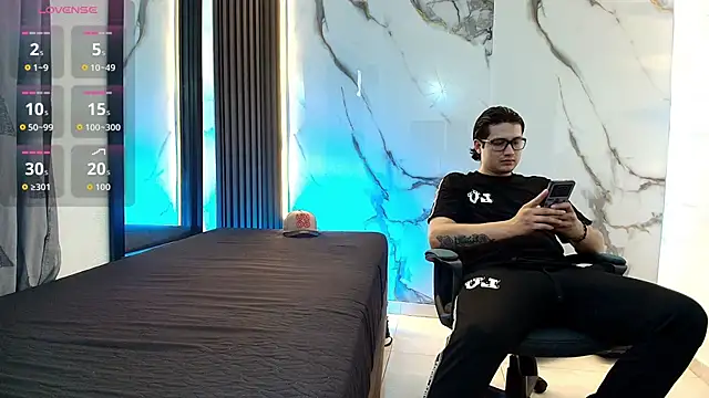 Danner Alaia online show from 02-05-26, 07:29