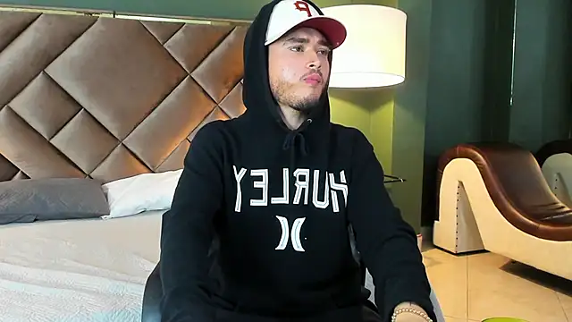 Snapshot of Salvattore_Muller chatting on 02-09-26, 06:39 Salvattore Muller online show from 02-09-26, 06:39