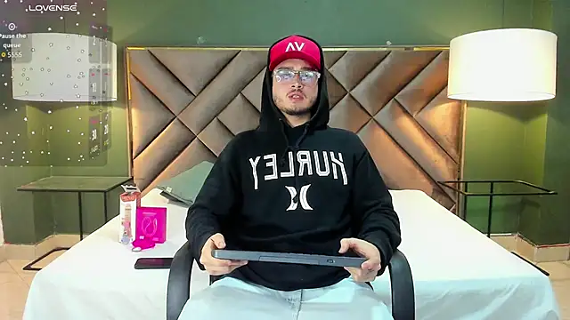 Snapshot of Salvattore_Muller chatting on 02-24-26, 09:24 Salvattore Muller online show from 02-24-26, 09:24