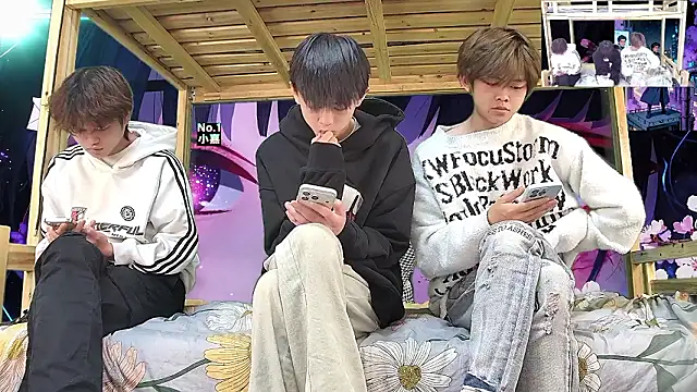 xiaohuangren01 online show from 03-11-26, 03:23