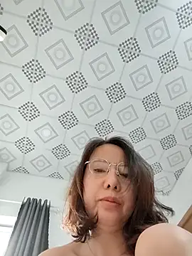 Snapshot of Famrita chatting on 04-17-26, 11:08 Famrita online show from 04-17-26, 11:08
