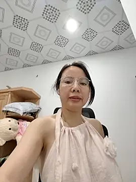 Snapshot of Famrita chatting on 04-19-26, 11:20 Famrita online show from 04-19-26, 11:20