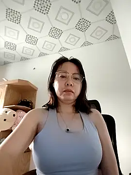 Snapshot of Famrita chatting on 04-19-26, 11:51 Famrita online show from 04-19-26, 11:51