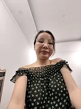 Snapshot of Famrita chatting on 05-12-26, 02:41 Famrita online show from 05-12-26, 02:41