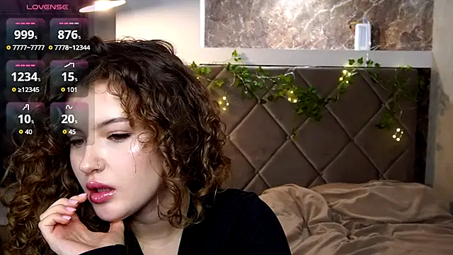 Snapshot of SueCurly chatting on 02-16-26, 09:55 SueCurly online show from 02-16-26, 09:55