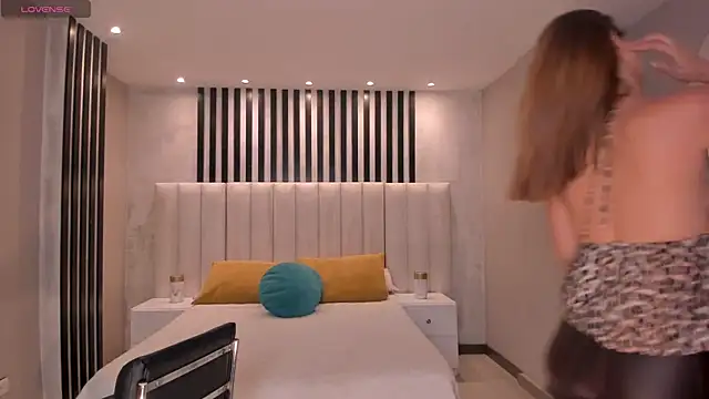 BellaThompsonX online show from 04-03-26, 07:45