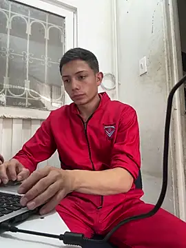 Snapshot of santiObrero chatting on 04-15-26, 03:41 santiObrero online show from 04-15-26, 03:41