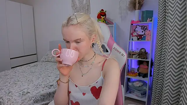 Snapshot of Mia_WaterFall chatting on 02-10-26, 03:21 Mia WaterFall online show from 02-10-26, 03:21