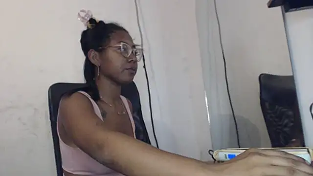 Snapshot of girl_sexy27 chatting on 02-13-26, 07:21 girl sexy27 online show from 02-13-26, 07:21