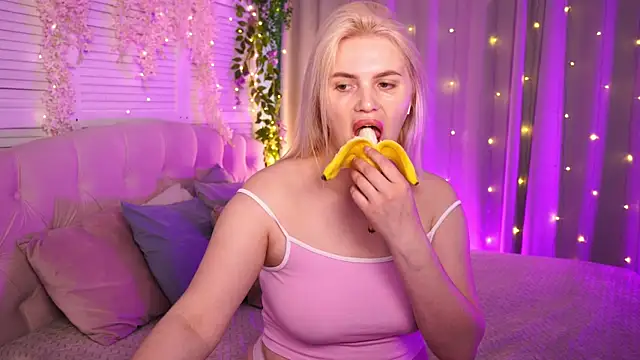 Snapshot of AmeliaWeells chatting on 05-15-26, 03:57 AmeliaWeells online show from 05-15-26, 03:57