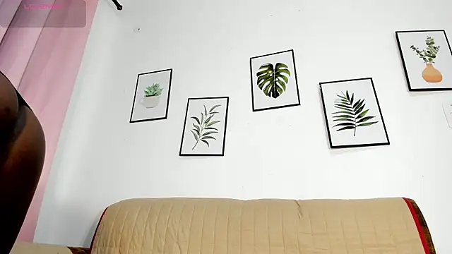 Snapshot of DomenicaW chatting on 02-11-26, 12:32 DomenicaW online show from 02-11-26, 12:32