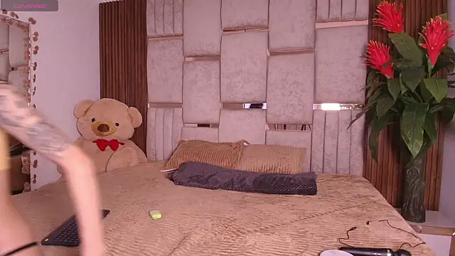 Snapshot of Zoe_dim chatting on 02-23-26, 01:19 Zoe dim online show from 02-23-26, 01:19