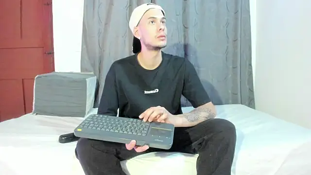 Snapshot of Vlad__night chatting on 05-28-26, 03:48 Vlad night online show from 05-28-26, 03:48