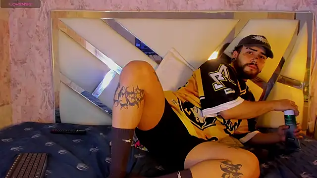 Snapshot of Benny_and_Mark chatting on 02-05-26, 04:06 Benny and Mark online show from 02-05-26, 04:06