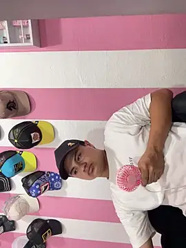 Snapshot of andresmahecha777 chatting on 03-15-26, 10:27 andresmahecha777 online show from 03-15-26, 10:27