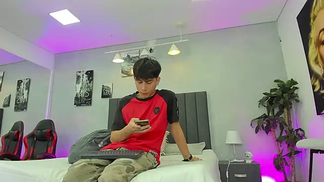 Snapshot of Raphael_Nyon chatting on 03-03-26, 03:23 Raphael Nyon online show from 03-03-26, 03:23