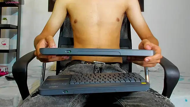 Snapshot of milo_cruz_ chatting on 04-12-26, 12:32 milo cruz online show from 04-12-26, 12:32