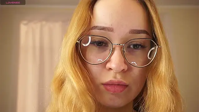 Snapshot of SallyDeniken chatting on 02-02-26, 05:22 SallyDeniken online show from 02-02-26, 05:22