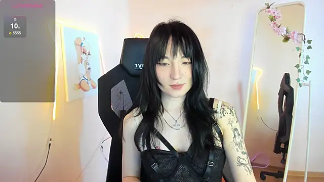 Snapshot of AliceeinWonderlanddd chatting on 05-17-26, 02:20 AliceeinWonderlanddd online show from 05-17-26, 02:20