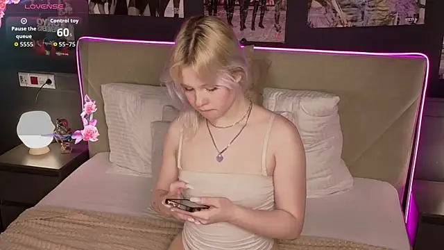 MollySoftGlow online show from 04-14-26, 10:54