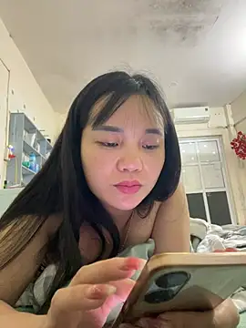 Snapshot of _Lylyy chatting on 03-25-26, 12:44 Lylyy online show from 03-25-26, 12:44