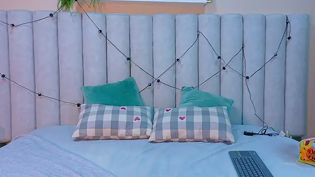 Snapshot of AnnieRouse__ chatting on 02-08-26, 11:46 AnnieRouse online show from 02-08-26, 11:46