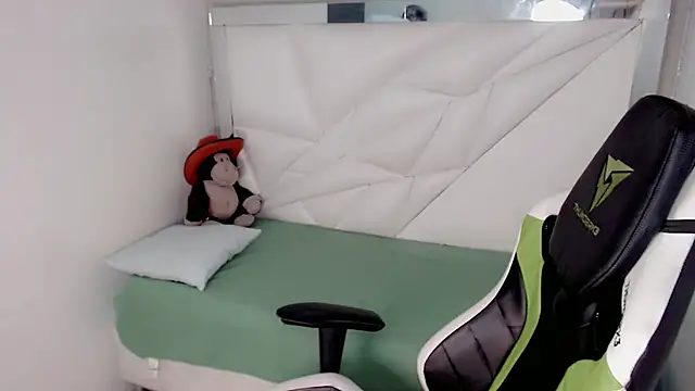 Snapshot of Liarr_ chatting on 02-20-26, 07:58 Liarr online show from 02-20-26, 07:58